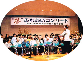 写真：小学生と声を合わせて唱歌の発表